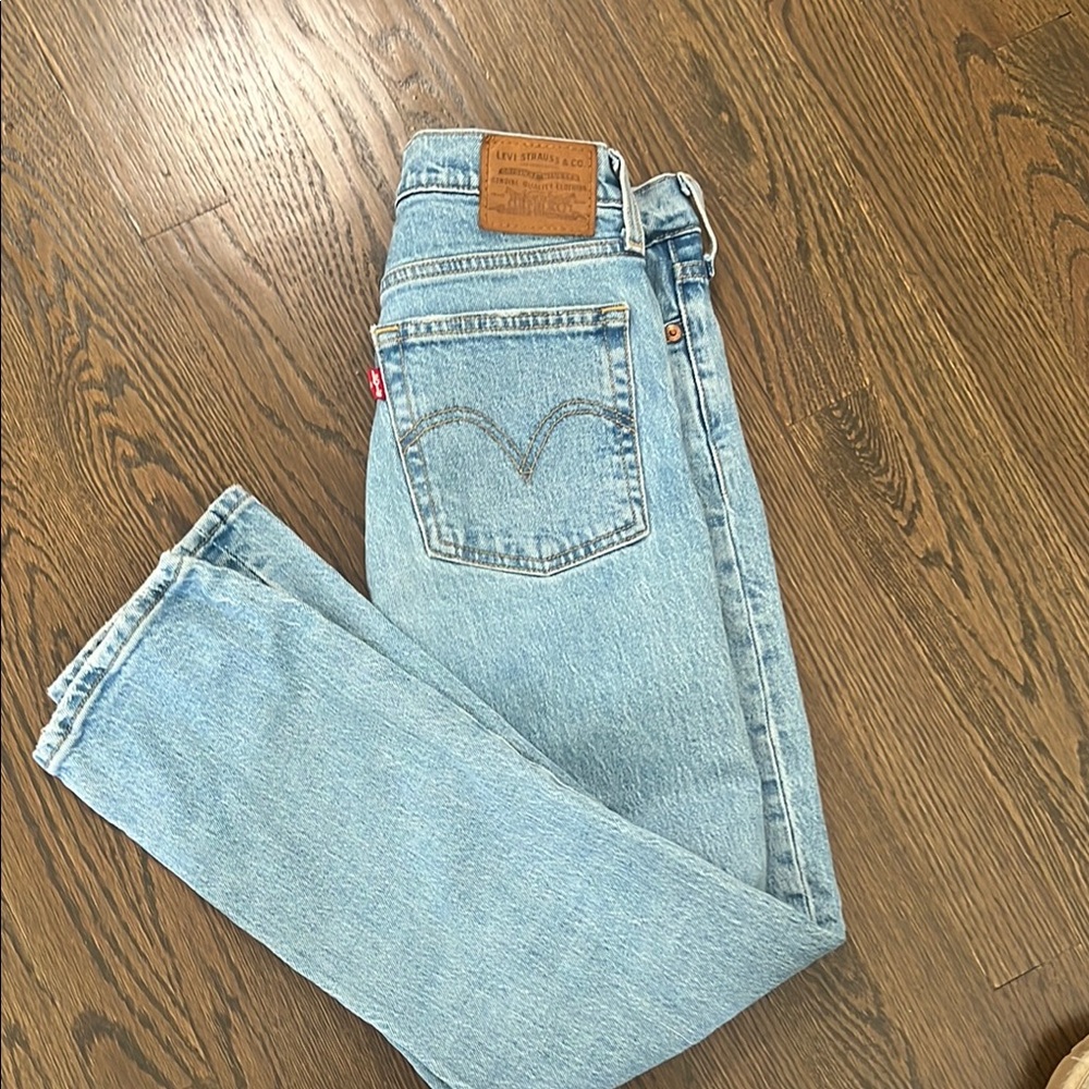 Levi Premium Wedgie Straight Denim Light Wash Size 25